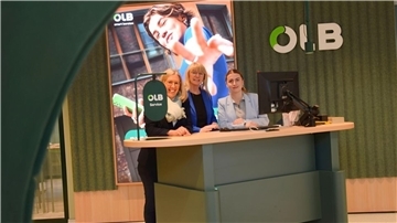 Drei OLB-Mitarbeiterinnen stehen am Service-Schalter der neuen Nordenhamer Bankfiliale.