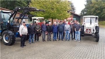 Die Oldtimer-Freunde aus Selsingen zu Gast auf dem Hof von Familie Kropp in Brillit, auf dem sich rege über historsiche Traktoren ausgetauscht wurde.
