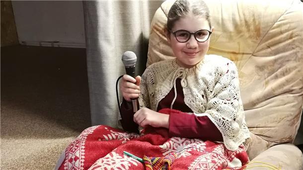 Sophie hört ihrer Oma zu