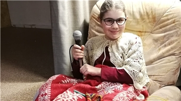 Sophie hört ihrer Oma zu