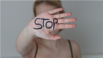 Frau sagt Stop
