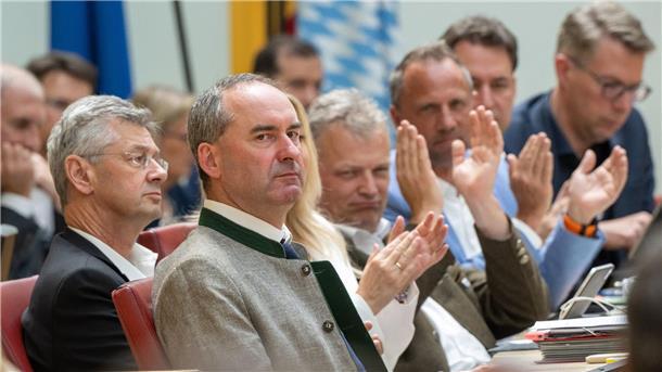 Die Opposition im bayerischen Landtag fordert den Rausschmiss von Hubert Aiwanger (M, Freie Wähler).