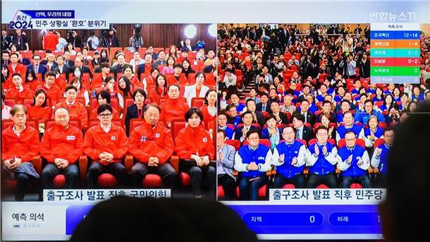 Die Opposition (r) jubelt, die regierende Volksmacht-Partei ist konsterniert. Zur Wahl in Südkorea waren mehr als 44,25 Millionen Bürger aufgerufen.