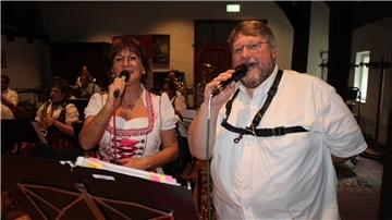 Die Orchestermitglieder Klara Dirks und Sven Ricklefs sangen im Duo zur Musik des Blasorchesters Wulsdorf aus Bremerhaven bei einigen Stücken stimmungsvoll mit.