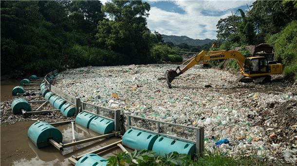 Ocean Cleanup fischt Plastikmüll aus dem Wasser Die Organisation The Ocean Cleanup holt Müll aus dem Fluss Las Vacas in Guatemala.