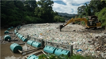 Die Organisation The Ocean Cleanup holt Müll aus dem Fluss Las Vacas in Guatemala.
