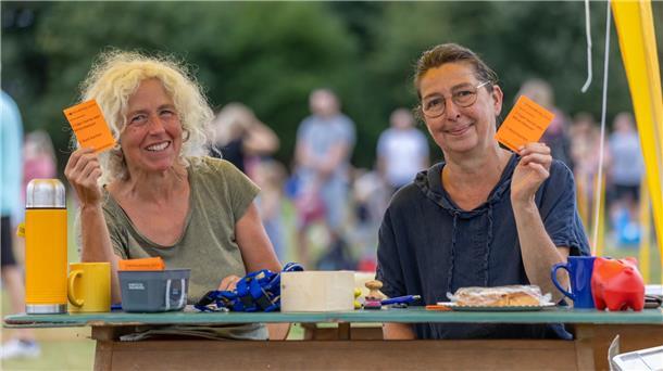 19. Weltkindertags-Fest in der Gemeinde Gnarrenburg von Erfolg gekrönt Die Organisatorinnen Wiebke Düßmann (links) und Petra Muscharski-Wolff freuten sich über so viel Zuspruch.