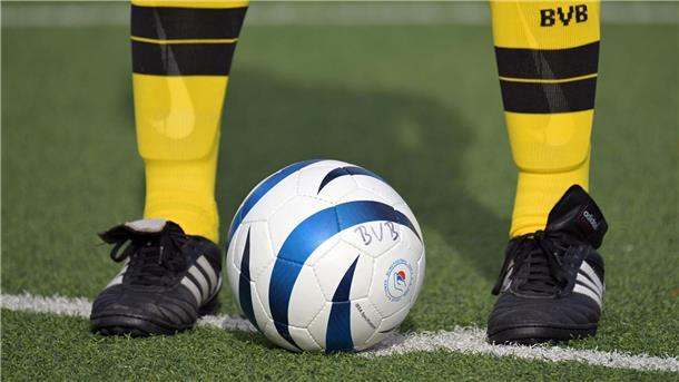 Fan-Jubel verboten: Blindenfußball kämpft um Aufmerksamkeit Die Orientierung auf dem Feld funktioniert für die Spieler und Spielerinnen durch Rasseln, die in den Ball eingenäht sind. Damit die Athleten ihn hören, müssen die Zuschauenden ganz leise sein.