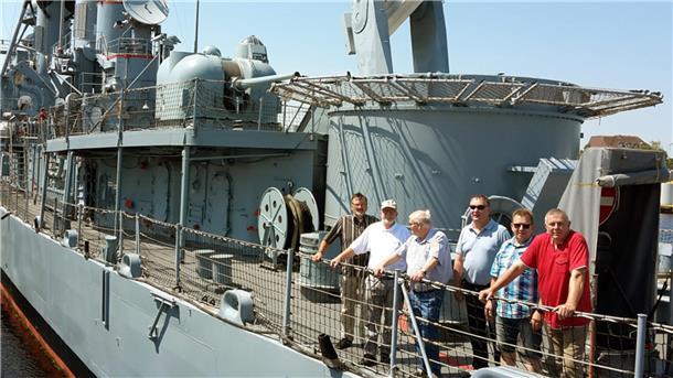 Die Originalen Senioren der Ortsfeuerwehr Loxstedt unternehmen zusammen gerne Ausflüge. Das Foto entstand im Marinemuseum in Wilhelmshaven. Dort wurde unter anderem der Lenkwaffenzerstörer Mölders besichtigt.