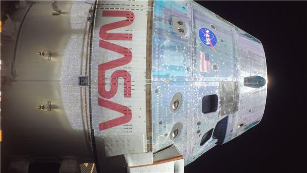 Die „Orion“-Raumkapsel der Nasa im Weltraum am dritten Tag der Artemis-I-Mission. Das „Selfie“ wurde von einer Kamera aufgenommen, die an dem Raumschiff montiert ist.
