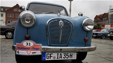 Die paar Regentropfen können einen echten Autofan nicht aufhalten: Das war bei Oldtimer-Schau am Sonntag los.