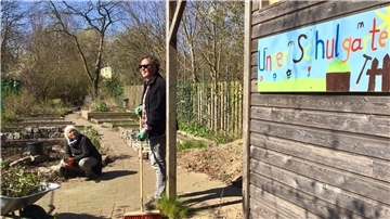 Die Pädagogen Yvonne Hoffmann und Gregor Stender bringen den verwüsteten Schulgarten der Lutherschule in Schuss.