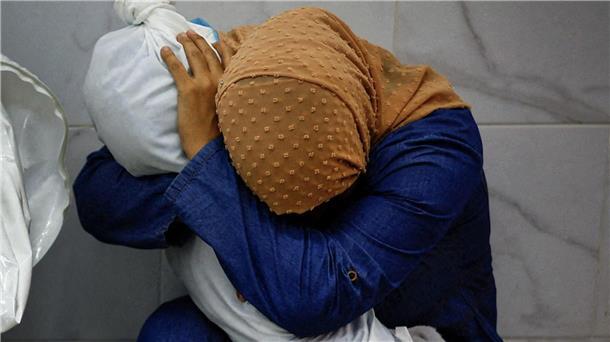 Preise für das Weltpressefoto 2024 vergeben Die Palästinenserin Inas Abu Maamar, 36, umarmt im Nasser-Krankenhaus in Chan Junis die Leiche ihrer 5-jährigen Nichte Saly, die bei einem israelischen Angriff getötet wurde. Das Bild von Mohammed Salem wurde als Weltpressefoto 2024 ausgezeichnet. mit dem ersten Preis aus.
