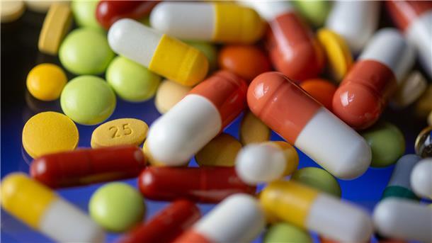 Parkinson-Patientin berichtet über Umgang mit der Krankheit Verschiedene Tabletten