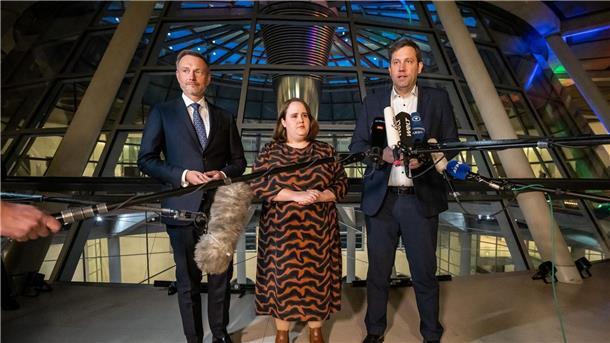 Stellvertreter der Gesellschaft: Die Ampel feiert den Streit Die Parteichefs der Koalitionsparteien, Lars Klingbeil (SPD, r-l), Ricarda Lang (Grüne) und Christian Lindner (FDP) sprechen im Bundestag nach dem Koalitionsausschuss.