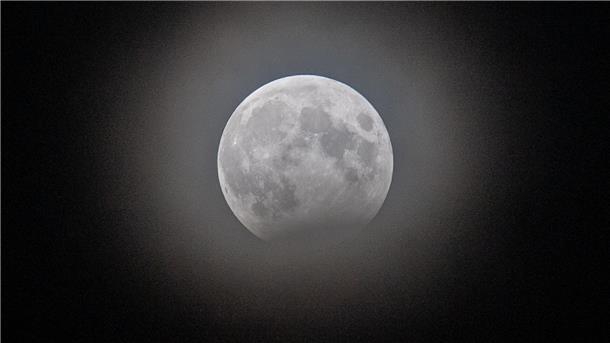 Die partielle Mondfinsternis in Speckenbüttel aufgenommen.