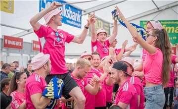 Die Party-Könige beim Dedesdorfer Schweinemarkt waren mal wieder die Fußballer der SG Landwürden. 