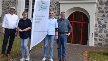 Die Pastoren Markus Stamme (links) und Manfred Thoden (rechts) sowie die Kirchenvorstandsvorsitzenden Petra Loomans und Heiko Meier freuen sich auf die Feier zum 300. Geburtstag der St. Lamberti-Kirche.