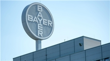 Die PCB- und Glyphosatfälle sind ein Erbe des 2018 für über 60 Milliarden Dollar übernommenen US-Agrarchemiekonzerns Monsanto.
