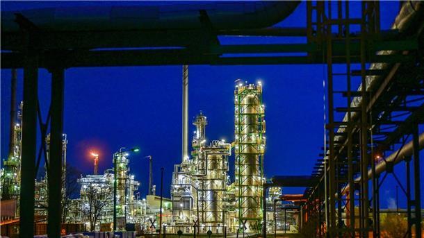 Die PCK-Erdölraffinerie im ostdeutschen Schwedt verarbeitet nach eigenen Angaben jährlich 12 Millionen Tonnen Rohöl und gehört damit zu den größten Verarbeitungsstandorten in Deutschland.