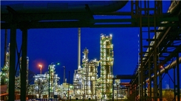 Die PCK-Erdölraffinerie im ostdeutschen Schwedt verarbeitet nach eigenen Angaben jährlich 12 Millionen Tonnen Rohöl und gehört damit zu den größten Verarbeitungsstandorten in Deutschland.