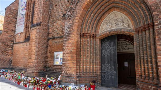 Kein Verdächtiger im Fall Fabian: Druck auf Ermittler wächst Die Pfarrkirche in Güstrow ist zum zentralen Ort des Gedenkens geworden.