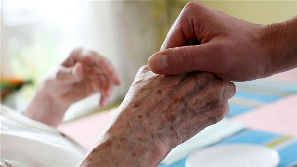 Finanzloch in der Pflege - Beiträge könnten stärker steigen Die Pflegeversicherung ist in Finanznöten. Es fehlen laut Prognose mehr 1,4 in diesem und 3,4 Milliarden Euro im nächsten Jahr. (Archivbild)