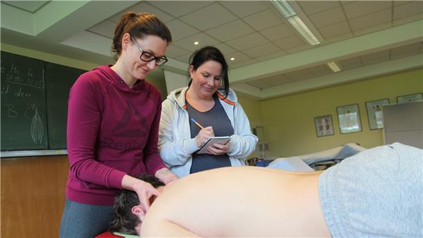 Physiotherapie: Nachwuchs zeigt Herzblut Die Physiotherapie-Schülerinnen Wiebke Schüler (links) und Anja Rock bei der Arbeit mit ihrem Mitschüler Lucas Kühn.