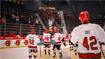 Die Pinguins bedanken sich nach dem Sieg in Skelleftea bei ihren nach Nordschweden mitgereisten Fans.