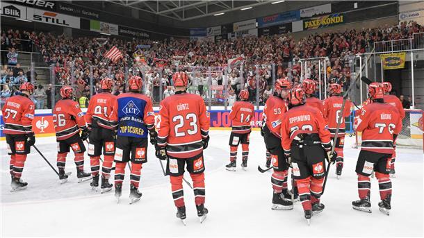 Die Pinguins feierten nach dem Sieg in Vojens mit den zahlreich mitgereisten Fans. Auch im Heimspiel gegen Rouen darf sich die Mannschaft wieder auf die Unterstützung der Anhänger verlassen.