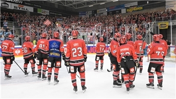 Die Pinguins feierten nach dem Sieg in Vojens mit den zahlreich mitgereisten Fans. Auch im Heimspiel gegen Rouen darf sich die Mannschaft wieder auf die Unterstützung der Anhänger verlassen.