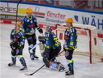 Pinguins-Spieler auf dem Eis.