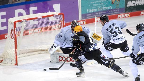 Die Fischtown Pinguins erleben einen Fehlstart in die Playoffs Ein Eishockeyspieler läuft aufs Tor zu und will den Puck ins Netz schießen. Die