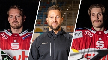 Drei Männer gucken in die Kamera: Die Pinguins-Keeper Kristers Gudlevskis und Leon Hungerecker sowie Torwart-Trainer Edgars Lusins.