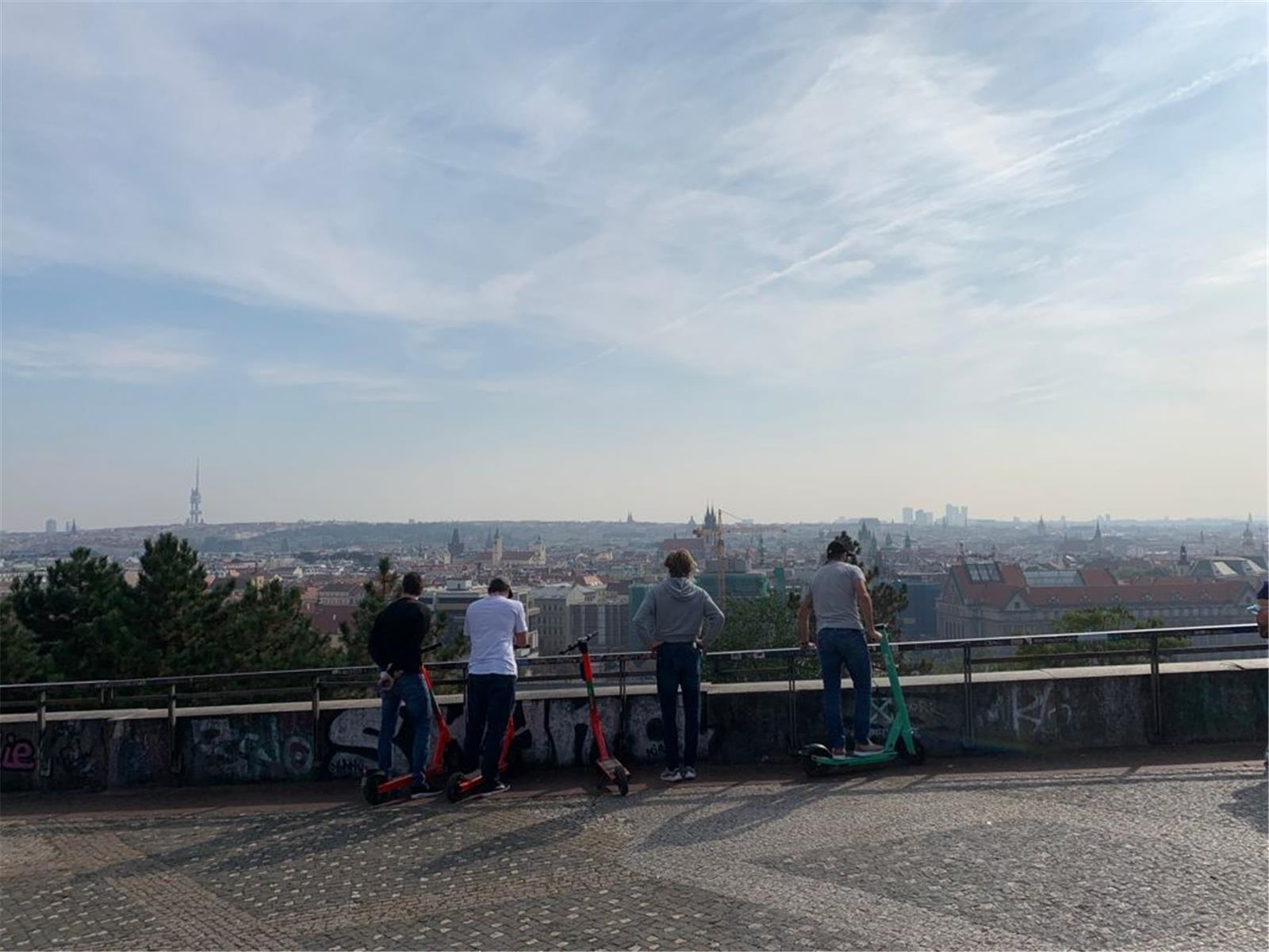Die Pinguins-Profis haben sich dafür entschieden, E-Scooter zu leihen. Flotter u...