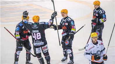 Pinguins sprühen beim Heimsieg gegen Frankfurt vor Spiellaune Die Pinguins-Profis (von links) Ross Mauermann, Nicholas Jensen, Max Görtz und Markus Vikingstad freuen sich über den Heimsieg gegen die Löwen Frankfurt.