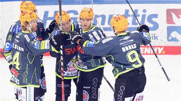 Uher schießt die Pinguins zum Sieg gegen Wolfsburg Pinguins-Spieler