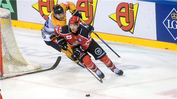 Pinguins im Aufwind: Rückkehr mit Penalty-Krimi gegen Lukko Rauma Zwei Eishockey-Spieler im Laufduell. Die Fischtown Pinguins aus Bremerhaven haben gegen Lukko Rauma gewonnen.