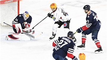 Die Pinguins um Neuzugang Felix Scheel überzeugten bei ihrem ersten Testspiel in Krefeld beim Siedenstadt-Cup gegen Slovan Bratislava.