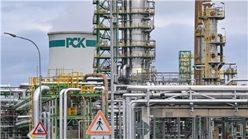 Die Pipeline soll ausgebaut werden, um mehr Tankeröl vom Hafen Rostock in die riesige Raffinerie zu bringen.