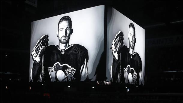 Die Pittsburgh Penguins aus der NHL gedachten ihres ehemaligen Spielers Adam Johnson.