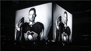 Die Pittsburgh Penguins aus der NHL gedachten ihres ehemaligen Spielers Adam Johnson.