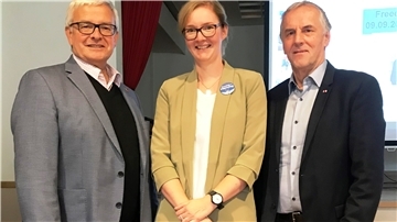 Die Plattdeutsch-Beauftragte Henrike Stindt mit Michael Roesberg und Hans-Hinrich Kahrs beim Schulmeistertag.