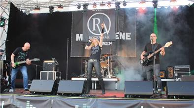 Das Foto zeigt die Band bei einem Auftritt. 