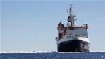 Die „Polarstern“ auf dem Weg zur Neumayer-Station III in der Antarktis.