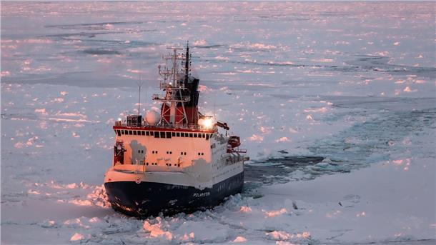 Die „Polarstern“ bei ihrer Fahrt durch antarktisches Meereis.