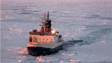 Die „Polarstern“ bei ihrer Fahrt durch antarktisches Meereis.