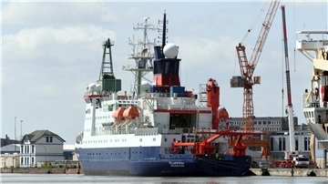 Der Forschungseisbrecher "Polarstern" am neuen Liegeplatz bei der Lloyd Werft.