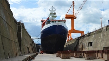 „Polarstern“ in Bremerhaven überholt - Was macht ein Eisbrecher auf dem Trockenen? Die „Polarstern“ im Kaiserdock II der Bremerhavener Lloyd Werft. Sogenannte Pallen oder Pallungen aus Beton, Stahl und Holz stützen den bundeseigenen Forschungseisbrecher.