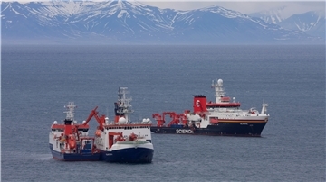 Die „Polarstern“ (Mitte) ist seit Montagnachmittag wieder auf dem Weg ins arktische Eis.